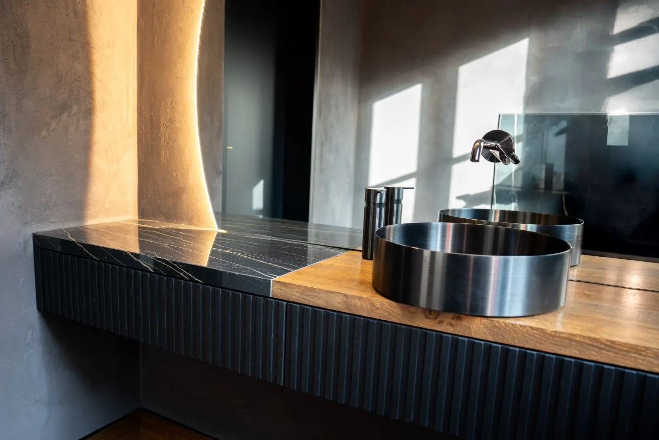 Bad mit Designer-Waschbecken und Wandarmatur