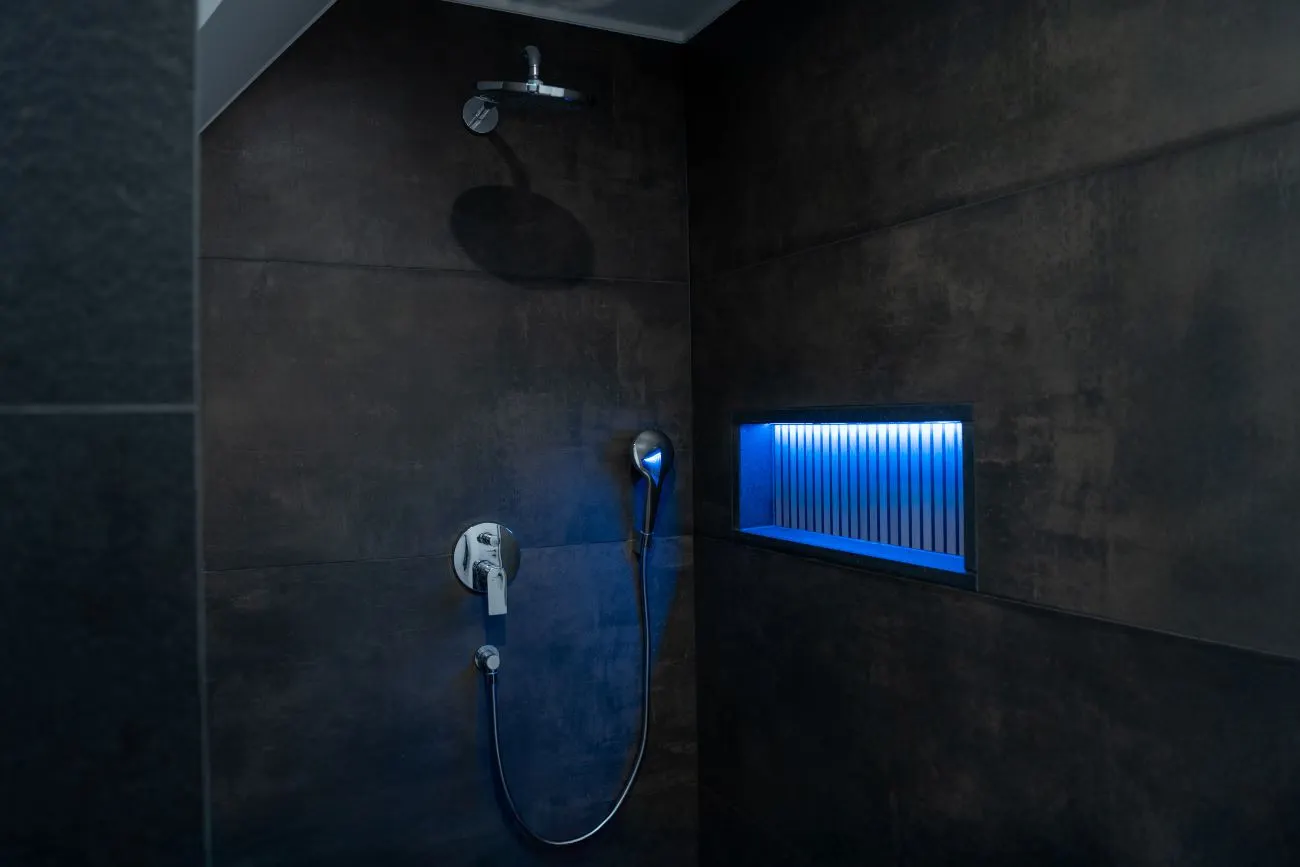 Modernes, stilvolles Badezimmer mit beleuchteter Duschablage