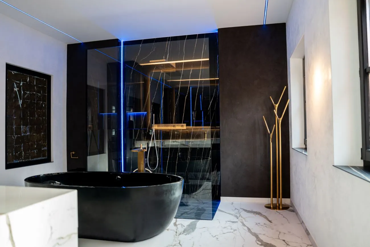 Badezimmer-Oase mit freistehender Badewanne