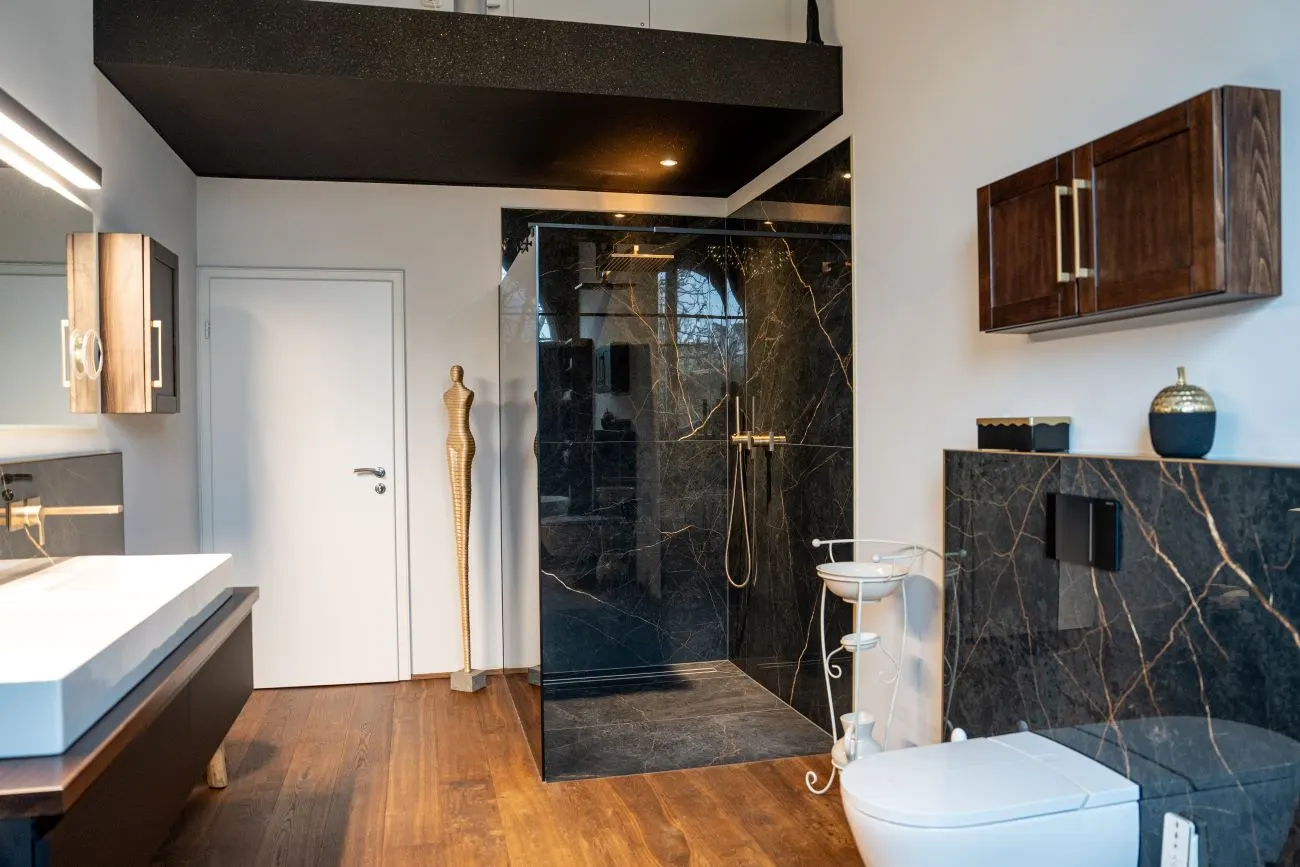 Badezimmer mit offener Dusche und edlen Materialien