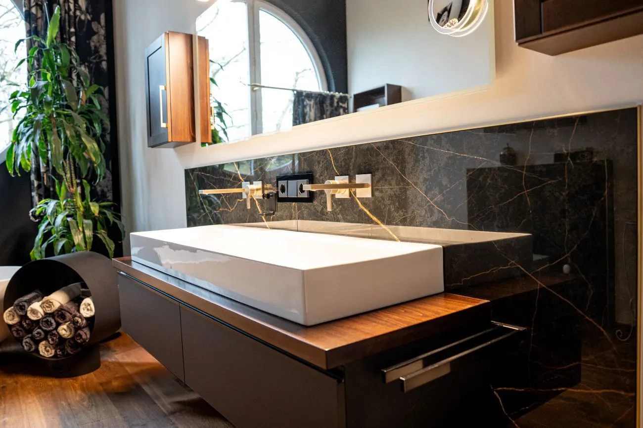 Designer-Waschbecken mit edler Marmorwand