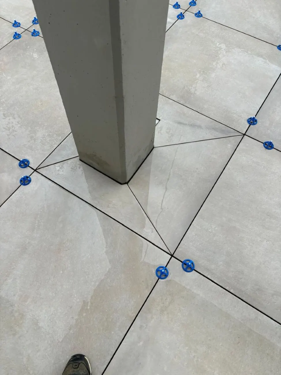 Fliesenverlegung um eine Säule mit Abstandshaltern
