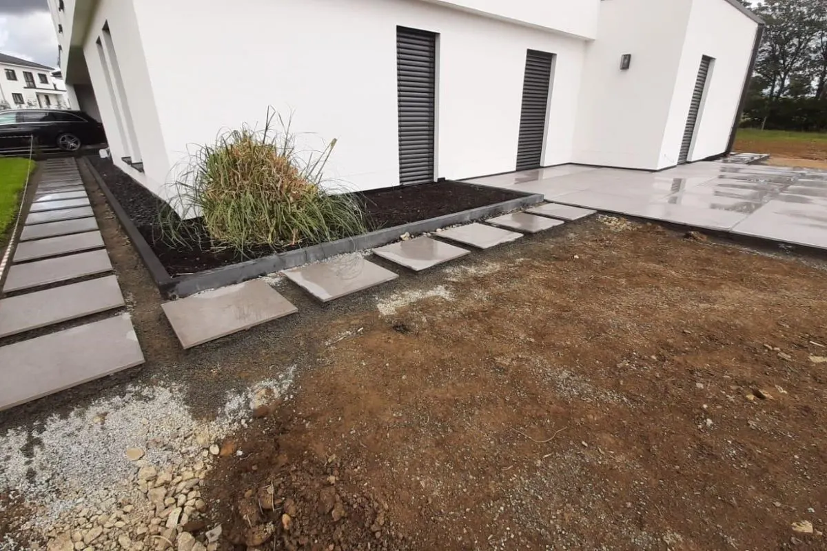 Gartenweg mit Betonplatten und minimalistischer Gestaltung