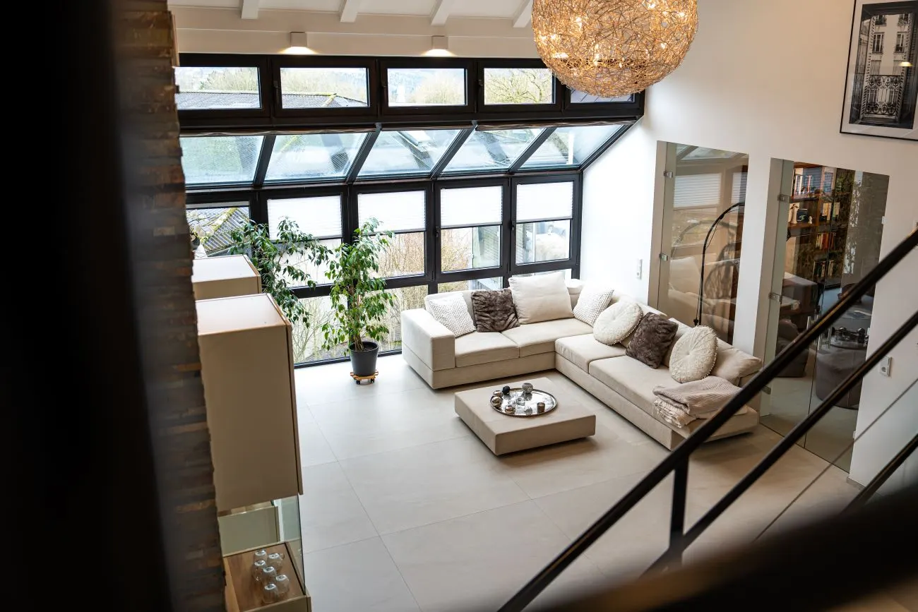 Wohnzimmer mit Panoramafenstern und Beleuchtung