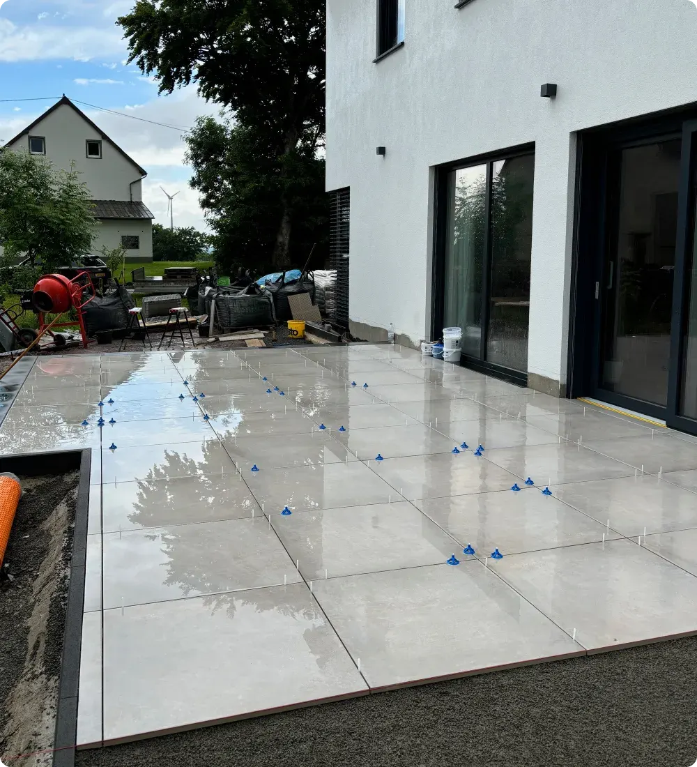 Individuelle Terrassengestaltung mit hochwertigen Designer-Fliesen