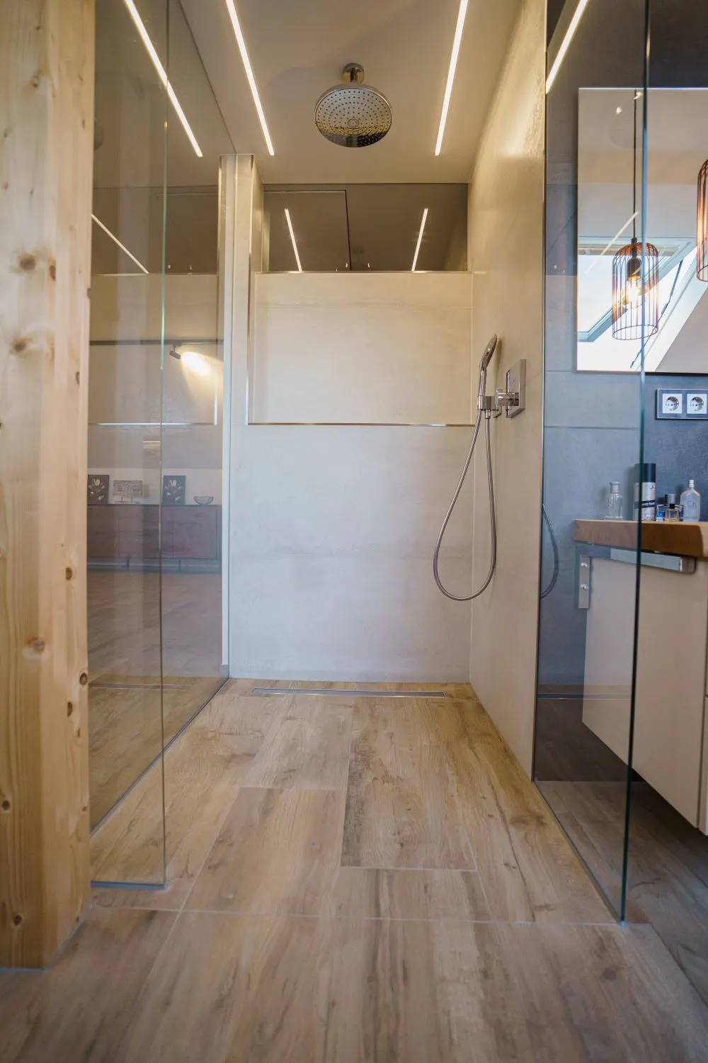 Moderne Badsanierung mit fugenloser Dusche und Holzoptik-Fliesen